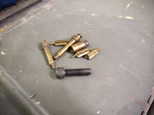 А вот эти детальки были извлечены из под ПБ. Между станиной и ПБ спереди (у патрона) есть некий &quot;тайник&quot;, вот там они и прятались от токаря))) (4869 просмотров) <a class='original' href='./download/file.php?id=201795&mode=view' target=_blank>Загрузить оригинал (5.59 МБ)</a>