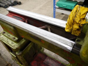 Такие кожухи мы достаточно часто используем при защите направляшек станков на песочке, но там направляющие прямоугольные и загибать их проще. (4748 просмотров) <a class='original' href='./download/file.php?id=201947&mode=view' target=_blank>Загрузить оригинал (4.82 МБ)</a>