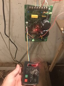 потроха частотника. Красный провод - заземление (946 просмотров) <a class='original' href='./download/file.php?id=203987&mode=view' target=_blank>Загрузить оригинал (592.6 КБ)</a>