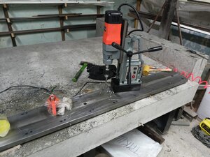 На этом фото делаю отверстия для крепления основы из металла к бетону. Сверлю парами отверстия, одно что бы притянуть, рядом отверстие с резьбой что бы упереть в закладные из металла в бетоне. Так получилось очень точно выставить основу. Хотя основа была шлифована. (2111 просмотров) <a class='original' href='./download/file.php?id=206646&mode=view' target=_blank>Загрузить оригинал (3.94 МБ)</a>