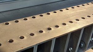 Я конечно знал что алюминий метал мягкий, но тут все же 4 мм толщина, да и считай прижимные поверхности рядом с точкой прижима, но правда не учел, что сухарь сверху имеет свободный просвет до поверхности к которой притягивается,  когда лежит в Т-пазе, в общем в ряде мест, не смотря на кажущуюся на фото величину, выдавило на 0,23 мм максимум. Потом, кстати, когда ослабил винты, профиль лежал ровно и это втянутости не мешали и не влияли на прилегание, по сути они стали как направляющие в некотором роде. (3593 просмотра) <a class='original' href='./download/file.php?id=208192&mode=view' target=_blank>Загрузить оригинал (1009.91 КБ)</a>