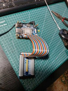 Однако ,при таком расположении шлейфа ,что то начинает вырисовываться ! Питания и земли идут через среднюю гребёнку . (770 просмотров) <a class='original' href='./download/file.php?id=210179&mode=view' target=_blank>Загрузить оригинал (3.89 МБ)</a>