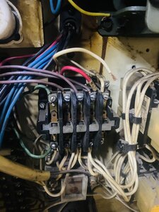 Это самый главный пускаетель в него приходят 3 фазы (коричневые провода) с тублера подачи электричества с кабеля( не путаем кнобку включения шпинделя) (708 просмотров) <a class='original' href='https://cnc-club.ru/forum/download/file.php?id=212734&mode=view' target=_blank>Загрузить оригинал (2.85 МБ)</a>