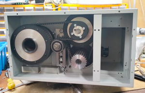 Коробка передач. Переключение осуществляется перекидыванием ремня от большого шкива с верхнего на нижний. (17802 просмотра) <a class='original' href='./download/file.php?id=213521&mode=view' target=_blank>Загрузить оригинал (877.19 КБ)</a>