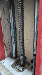 Цилиндрические направляющие закреплены на отливке из чугунины (154 просмотра) <a class='original' href='./download/file.php?id=213924&mode=view' target=_blank>Загрузить оригинал (2.74 МБ)</a>