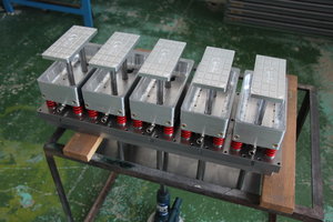 Донца подняты. Вырубленное изделие выталкивается из формы. (3047 просмотров) <a class='original' href='./download/file.php?id=21858&mode=view' target=_blank>Загрузить оригинал (5.9 МБ)</a>