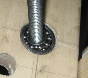 самоустанавливающиеся подшипник и установленная шпилька(ходовой винт) (55216 просмотров) <a class='original' href='./download/file.php?id=2241&mode=view' target=_blank>Загрузить оригинал (247.03 КБ)</a>