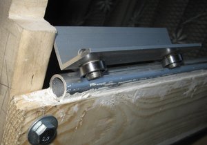 мои каретки сделаны из алюминиевых уголков и подшипников... (55216 просмотров) <a class='original' href='./download/file.php?id=2242&mode=view' target=_blank>Загрузить оригинал (253.16 КБ)</a>