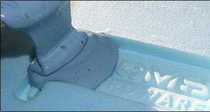 Заливаем форму смолой. Нужно заливать в одном месте, а смола пусть растекается сама (6276 просмотров) <a class='original' href='./download/file.php?id=2282&mode=view' target=_blank>Загрузить оригинал (15.58 КБ)</a>