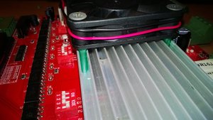 Я оставил зазор до радиатора 5мм, провода не задевают и воздух лучше распределяется. Крепится очень надежно, при этом радиатор не &quot;играет&quot;. (13164 просмотра) <a class='original' href='./download/file.php?id=23455&mode=view' target=_blank>Загрузить оригинал (2.06 МБ)</a>