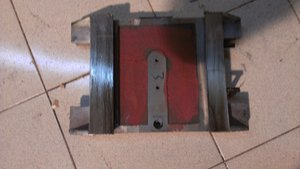 вид снизу на подвижную часть оси Y Китайцы экономят на всем.. Гайка винта по оси Х закреплена двумя винтами. А по оси Y только одним винтом с цилиндрической проточкой под ответную часть гайки. :(( Как в той рекламе Водки &quot;Распутин&quot;  -  Я опечален.. (3509 просмотров) <a class='original' href='./download/file.php?id=24142&mode=view' target=_blank>Загрузить оригинал (1.51 МБ)</a>