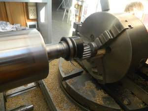 сам себе шкив на привод делает (134251 просмотр) <a class='original' href='./download/file.php?id=27343&mode=view' target=_blank>Загрузить оригинал (5.92 МБ)</a>