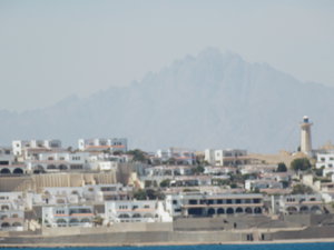 За городом видны высокие горы, говорят что там Бедуины живут. (2609 просмотров) <a class='original' href='./download/file.php?id=27583&mode=view' target=_blank>Загрузить оригинал (3.69 МБ)</a>