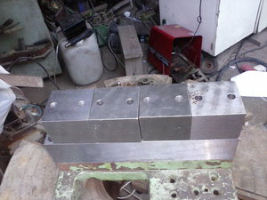 это сверху инструментальные блоки они уже на станке будут растачиватся (5114 просмотров) <a class='original' href='./download/file.php?id=29095&mode=view' target=_blank>Загрузить оригинал (1009.77 КБ)</a>