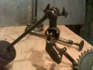 Анкер с маятником и кронштейном. На заднем плане вал со звездочкой и тросовым барабаном. (3838 просмотров) <a class='original' href='./download/file.php?id=29163&mode=view' target=_blank>Загрузить оригинал (13.48 КБ)</a>