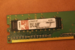 Kingston KVR667D2N5/512 поближе (16780 просмотров) <a class='original' href='./download/file.php?id=30741&mode=view' target=_blank>Загрузить оригинал (4.99 МБ)</a>