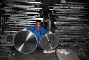 Фрезы дисковые для резки алюминия, латуни и меди. Большая глубина пропила 270-280мм/Ø800, длина пропила более 3200mm. Сзади--куски-остатки после резки дюралюминиевых плит. Если увеличить фото, то марки можно прочесть и понять качество пила/резок. (19638 просмотров) <a class='original' href='./download/file.php?id=34122&mode=view' target=_blank>Загрузить оригинал (4.23 МБ)</a>