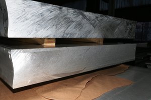 Один срез наш, другой КУМЗ. У КУМЗа кривизна 15-20mm/1000mm. Дюралевая плита (Д16гк плита 190мм) была порезана для &quot;С.-П-р&quot; г. Курск. 1 рез делали, дорого, 2000руб, примерно. (19638 просмотров) <a class='original' href='./download/file.php?id=34123&mode=view' target=_blank>Загрузить оригинал (6.95 МБ)</a>