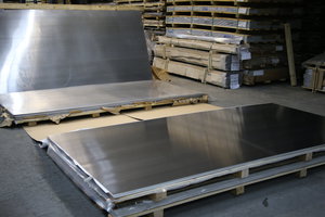 На переднем плане сербский лист, на дальнем--КУМЗовский, г. Каменск-Уральский, Россия. Снимок делался в присутствии представителей данного отечественного завода. (12905 просмотров) <a class='original' href='./download/file.php?id=34511&mode=view' target=_blank>Загрузить оригинал (7.06 МБ)</a>