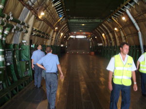 Ан 124-100 Руслан, лезет во внутрь 4 фуры (12080 просмотров) <a class='original' href='./download/file.php?id=35651&mode=view' target=_blank>Загрузить оригинал (2.6 МБ)</a>