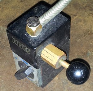 клапан, потянул - открыл, впихнул назад - закрыл. вращая гайку регулируется подача воздуха (6964 просмотра) <a class='original' href='./download/file.php?id=37515&mode=view' target=_blank>Загрузить оригинал (232.84 КБ)</a>