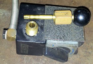 клапан, потянул - открыл, впихнул назад - закрыл. вращая гайку регулируется подача воздуха (6976 просмотров) <a class='original' href='./download/file.php?id=37516&mode=view' target=_blank>Загрузить оригинал (259.95 КБ)</a>