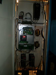 Обратная сторона шкафа. Сверху - привод HUYNDAI  30 КВТ, Снизу - 2 привода по 3 квт (3293 просмотра) <a class='original' href='./download/file.php?id=43665&mode=view' target=_blank>Загрузить оригинал (255.3 КБ)</a>