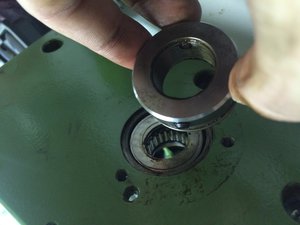 Гайка зажимающая подшипники с двумя стопорными винтами,причем зажимают резьбу не винты а проставичка из латуни или бронзы (1949 просмотров) <a class='original' href='./download/file.php?id=47472&mode=view' target=_blank>Загрузить оригинал (963.46 КБ)</a>