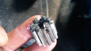 ведущая шестерня и хитрая фиксация от проворота (4051 просмотр) <a class='original' href='./download/file.php?id=48532&mode=view' target=_blank>Загрузить оригинал (1.59 МБ)</a>