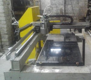 вид на рабочее поле, в качестве которого, привинтили пока  стандартную столешницу от кухни (6802 просмотра) <a class='original' href='./download/file.php?id=52120&mode=view' target=_blank>Загрузить оригинал (284.98 КБ)</a>