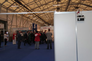 Люди с зонтиками и др. молодёжь с галстуками не морочились со спец. пропусками. А у нас фактически 1/3 выставки испортили. (13406 просмотров) <a class='original' href='https://cnc-club.ru/forum/download/file.php?id=52697&mode=view' target=_blank>Загрузить оригинал (5.3 МБ)</a>