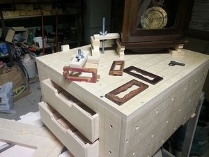 Часы, закрепил на верстаке, по ходу подклеил лопнувшую от старости детальку. (7756 просмотров) <a class='original' href='./download/file.php?id=55761&mode=view' target=_blank>Загрузить оригинал (128.66 КБ)</a>