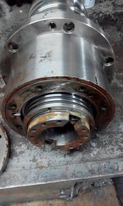 Снимаем крышку переднего подшипника, а там чистота и порядок. (6143 просмотра) <a class='original' href='./download/file.php?id=56855&mode=view' target=_blank>Загрузить оригинал (357.26 КБ)</a>