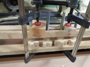 Склейка ножек, пока струбцинами на столе, пока площади верстаков и оснастки не хватает (8956 просмотров) <a class='original' href='./download/file.php?id=57563&mode=view' target=_blank>Загрузить оригинал (93.71 КБ)</a>