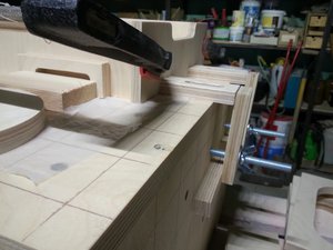 Элемент сбора ящика на старом верстаке. Поджимаю стенку оснасткой что была под рукой, а в голове уже проект новой оснастки (8956 просмотров) <a class='original' href='./download/file.php?id=57566&mode=view' target=_blank>Загрузить оригинал (81.74 КБ)</a>