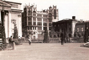 «...однажды в руки мне попал каталог дореволюционного московского универмага “Мюр и Мерилиз” — ныне ЦУМ, а тогда первый в России магазин, торговавший по почте, предшественник интернет-магазинов нашего времени...» (1979 просмотров) <a class='original' href='./download/file.php?id=65380&mode=view' target=_blank>Загрузить оригинал (102.72 КБ)</a>