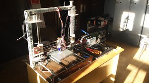 Это мой первый. Покупал только стол, экструдер, ардуину. Остальное из вторсырья со свалки. (5007 просмотров) <a class='original' href='./download/file.php?id=70746&mode=view' target=_blank>Загрузить оригинал (1.82 МБ)</a>