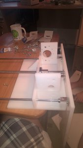 Стол склееный. Не стал сверлить в нем отверстия чтобы не потерять в прочности. (1800 просмотров) <a class='original' href='./download/file.php?id=73717&mode=view' target=_blank>Загрузить оригинал (89.48 КБ)</a>