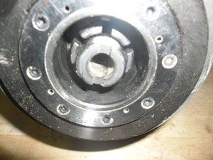 лепестки закреплены на конус и слегка подпружинены к центру<br />вынимать побоялся вдруг мелкая пружинка стоит потом ищи ее по цеху (3173 просмотра) <a class='original' href='./download/file.php?id=73992&mode=view' target=_blank>Загрузить оригинал (2.71 МБ)</a>