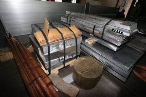 Заготовки для механической и ЧПУ обработки погружены в машину для доставки заказчикам. На переднем плане медный пруток и таблетка-заготовка ЛС59-1. (17439 просмотров) <a class='original' href='./download/file.php?id=75607&mode=view' target=_blank>Загрузить оригинал (9.26 МБ)</a>