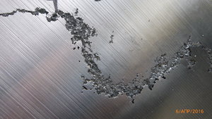 Трещина идёт и слоями и вдоль  оси. Образец дефектного прутка В95Т1 Ф500мм. (5508 просмотров) <a class='original' href='./download/file.php?id=77080&mode=view' target=_blank>Загрузить оригинал (4.89 МБ)</a>