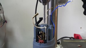 Сверлом на 5 по центру пластиковой крышки аккуратно сверлим окошечко (4606 просмотров) <a class='original' href='./download/file.php?id=78509&mode=view' target=_blank>Загрузить оригинал (296.8 КБ)</a>