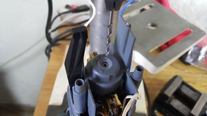 Сверлом на 2.5 делаем засверловку по центру. Фиксируем вал кнопкой при помощи нейлоновой стяжки (4606 просмотров) <a class='original' href='./download/file.php?id=78510&mode=view' target=_blank>Загрузить оригинал (359.6 КБ)</a>