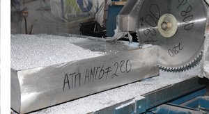 Отрезка алюминиевых толстых плит, более 150мм. В наличии толстые плиты, св. 120мм с АТП из алюминиевых сплавов АМГ6, 1561, Д16, В95, В95Т1, В95ПЧТ2, АК4-1ЧТ, Д16Т, АМГ3. Резка возможна не только поперёк, но и вдоль. Длина пропила более 3100мм. Данная плита (280мм) торцевалась вдоль для выставки АРМИЯ-2015. (25040 просмотров) <a class='original' href='./download/file.php?id=78757&mode=view' target=_blank>Загрузить оригинал (3.77 МБ)</a>