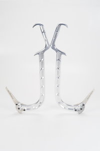 С точки зрения теории прочности, я бы, в ущерб дизайну, сделал чередование перепонок и вафель. Хотя для этих инструментов это возможно лишнее.  Т.е напротив окна с противоположной стороны должна быть перепонка. (10742 просмотра) <a class='original' href='./download/file.php?id=79105&mode=view' target=_blank>Загрузить оригинал (1022.5 КБ)</a>