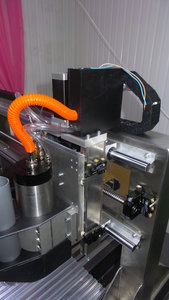 Сверху чёрная коробочка из пластика. Там вся разводка, кабели. (2173 просмотра) <a class='original' href='./download/file.php?id=79129&mode=view' target=_blank>Загрузить оригинал (3.3 МБ)</a>