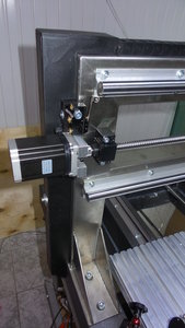 Длинная чёрная хреновина- это самодельный кабель-канал. Там поместились даже трубочки системы охлаждения шпинделя. (2173 просмотра) <a class='original' href='./download/file.php?id=79130&mode=view' target=_blank>Загрузить оригинал (3.54 МБ)</a>