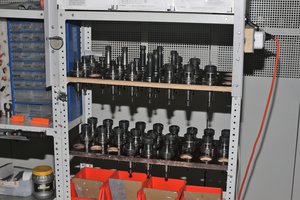 Стеллаж с какими-то страшными железками, &quot;оправки&quot; называют  их они. (4849 просмотров) <a class='original' href='./download/file.php?id=80911&mode=view' target=_blank>Загрузить оригинал (2.35 МБ)</a>