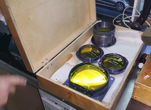 Детали оптического прибора должны поставляться в спецтаре. Можно подумать-- подарочный набор. Причём ещё под вопросом, что дешевле, стекло или титан с работой. Ящик предположительно дешевле. (4811 просмотров) <a class='original' href='./download/file.php?id=81000&mode=view' target=_blank>Загрузить оригинал (1.66 МБ)</a>