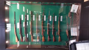 Этот стенд оружия от &quot;древних&quot; экземпляров до 1900-х годов (4664 просмотра) <a class='original' href='./download/file.php?id=81844&mode=view' target=_blank>Загрузить оригинал (3.89 МБ)</a>